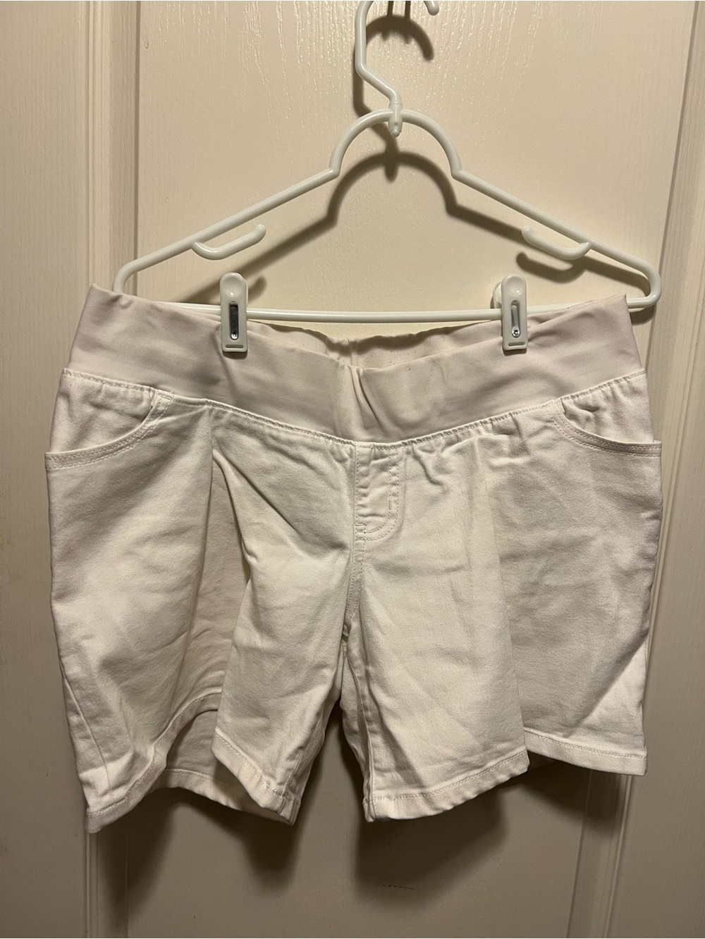 Liz Lange Maternity White Stretch Pull-On Shorts